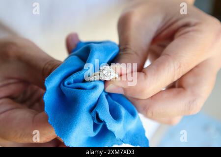 Anello diamantato per la lucidatura e la pulizia a mano di gioielli con tessuto in microfibra Foto Stock