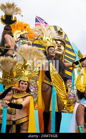 Gli artisti sono visti mentre partecipano alla Parata per adulti del Carnevale di Notting Hill nella zona ovest di Londra. Foto Stock