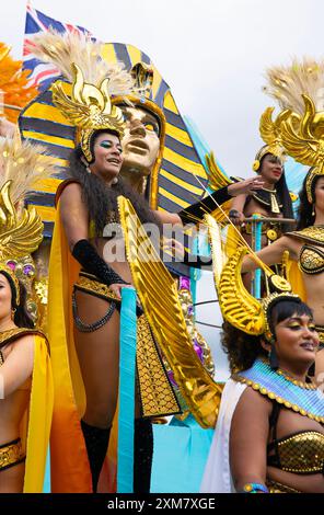 Gli artisti sono visti mentre partecipano alla Parata per adulti del Carnevale di Notting Hill nella zona ovest di Londra. Foto Stock