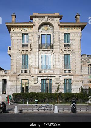 Nizza, Francia - 21 gennaio 2012: Liceo Massena High School Education Building dal 1795 presso Avenue Felix Faure Sunny Winter Day. Foto Stock