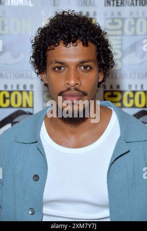 Moe Hashim beim Photocall zur Amazon prime Video serie Those Are to Die auf der San Diego Comic-con International 2024 im Hilton Bayfront Hotel. San Diego, 25.07.2024 *** Moe Hashim alla fotochiamata per la serie Amazon prime Video quelle che stanno per morire al San Diego Comic con International 2024 all'Hilton Bayfront Hotel San Diego, 25 07 2024 foto:xD.xStarbuckx/xFuturexImagex die 4737 Foto Stock