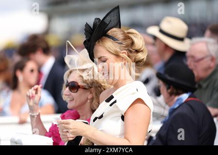 Corse automobilistiche durante il QIPCO King George Friday Raceday all'Ascot Racecourse, Berkshire. Data foto: Venerdì 26 luglio 2024. Foto Stock