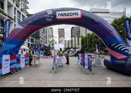 Londra, Regno Unito. 26 luglio 2024. Il Team GB King's Cross Fanzone ufficiale per i Giochi Olimpici di Parigi 2024 è aperto in Lewis Cubitt Square. L'azione dei Giochi viene mostrata sul grande schermo e i fan in visita possono anche godersi DJ set dal vivo, la possibilità di cimentarsi in attività a tema olimpico e un programma di intrattenimento sul palco, tra cui domande e risposte e celebrazioni di medaglie con gli atleti del Team GB. King's Cross è uno dei dieci fanzoni del Team GB che sono stati istituiti in tutto il Regno Unito. Crediti: Stephen Chung / Alamy Live News Foto Stock