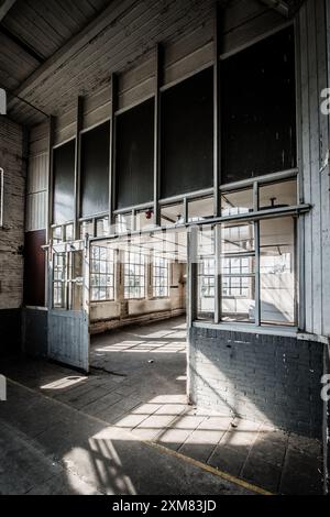 L'interno di un ex laboratorio ferroviario a Tilburg, Paesi Bassi Foto Stock