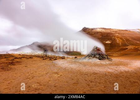 Sfiato geotermico vapore in eruzione sfondo Hverir islanda Foto Stock