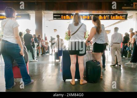 Passeggeri in attesa della riapertura dei cancelli della metropolitana nella stazione di Firenze, in attesa del trasporto pubblico, Firenze, Italia Foto Stock