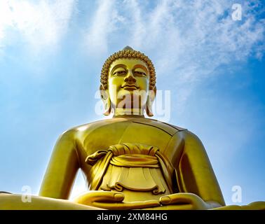 Il più grande Buddha d'oro Wat Paknam Bhasicharoen a Bangkok, Thailandia. Temple fondato negli anni '1600 Buddha ha finito il 2021. Foto Stock