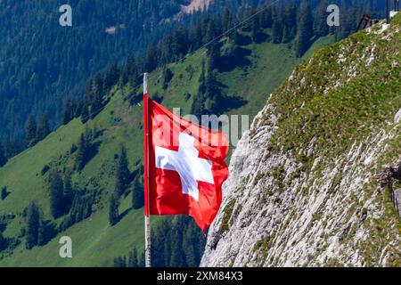 Bandiera svizzera nelle Alpi svizzere, vicino a Lucerna sul Monte Pilatus Foto Stock