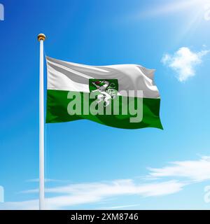 La bandiera sventolante della Stiria è uno stato dell'Austria su un palo con sfondo cielo. Foto Stock