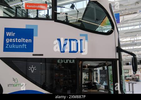 Stuttgart Verein Deutscher Ingenieure, VDI, Roll-out TecMobil, 25.07.2024 TecMobil, VDI, WIR gestalten Zukunft , Verein Deutscher Ingenieure, VDI, Roll-out TecMobil, 25.07.2024 *** Stuttgart Association of German Engineers, VDI, Roll Out TecMobil, 25 07 2024 TecMobil, VDI, We Shape the Future , Associazione degli ingegneri tedeschi, VDI, Roll Out TecMobil, 25 07 2024 Copyright: xEibner-Presseex/Ralphxfoto RKE Kunzex Foto Stock