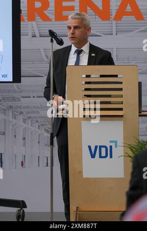 Stuttgart Verein Deutscher Ingenieure, VDI, Roll-out TecMobil, 25.07.2024 Grusswort, Staatssekretaer Herr Dr. Patrick Rapp Ministerium fuer Wirtschaft, Arbeit und Tourismus Baden-Wuerttemberg Verein Deutscher Ingenieure, VDI, Roll-out TecMobil, 25.07.2024 ** Stuttgart Association of German Engineers, Vobil, 25 07 2024, Roll-Greeting, Segretario di Stato Dr. Patrick Rapp Ministero dell'economia, del lavoro e del turismo Baden Wuerttemberg Associazione degli ingegneri tedeschi, VDI, Roll Out TecMobil, 25 07 2024 Copyright: xEibner-Pressefoto/RalphxKunzex EP RKE Foto Stock