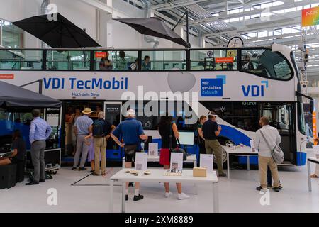 Stuttgart Verein Deutscher Ingenieure, VDI, Roll-Out TecMobil, 25.07.2024 TecMobil mit Staenden fuer Workshops und Experimente Verein Deutscher Ingenieure, VDI, Roll-Out TecMobil, 25.07.2024 *** Stuttgart Association of German Engineers, VDI, Roll Out TecMobil, 25 07 2024 TecMobil con gli stand for workshops and Experiments Association of German Engineers, Roll Out, TecMobil 25 07 2024 Copyright: xEibner-Pressefoto/RalphxKunzex EP RKE Foto Stock