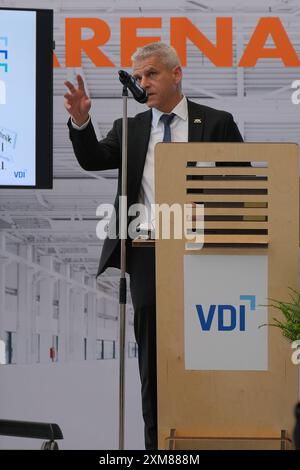 Stuttgart Verein Deutscher Ingenieure, VDI, Roll-out TecMobil, 25.07.2024 Grusswort, Staatssekretaer Herr Dr. Patrick Rapp Ministerium fuer Wirtschaft, Arbeit und Tourismus Baden-Wuerttemberg Verein Deutscher Ingenieure, VDI, Roll-out TecMobil, 25.07.2024 ** Stuttgart Association of German Engineers, Vobil, 25 07 2024, Roll-Greeting, Segretario di Stato Dr. Patrick Rapp Ministero dell'economia, del lavoro e del turismo Baden Wuerttemberg Associazione degli ingegneri tedeschi, VDI, Roll Out TecMobil, 25 07 2024 Copyright: xEibner-Pressefoto/RalphxKunzex EP RKE Foto Stock