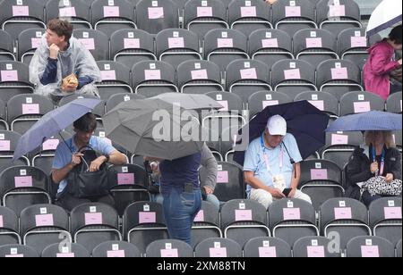 Parigi, Francia. 26 luglio 2024. Gli spettatori del Trocadero si proteggono sotto gli ombrelli quando cade la pioggia prima dell'inizio della cerimonia di apertura dei Giochi Olimpici di Parigi 2024 a Parigi, Francia, venerdì 26 luglio 2024. Oltre 10.000 atleti provenienti da 206 paesi parteciperanno ai Giochi olimpici estivi che si svolgeranno dal 26 luglio all'11 agosto. Foto di Richard Ellis/UPI credito: UPI/Alamy Live News Foto Stock
