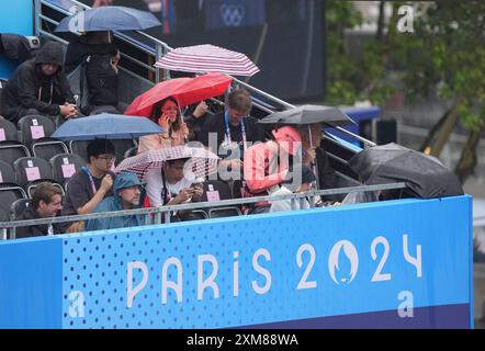 Parigi, Francia. 26 luglio 2024. Gli spettatori del Trocadero si proteggono sotto gli ombrelli quando cade la pioggia prima dell'inizio della cerimonia di apertura dei Giochi Olimpici di Parigi 2024 a Parigi, Francia, venerdì 26 luglio 2024. Oltre 10.000 atleti provenienti da 206 paesi parteciperanno ai Giochi olimpici estivi che si svolgeranno dal 26 luglio all'11 agosto. Foto di Richard Ellis/UPI credito: UPI/Alamy Live News Foto Stock