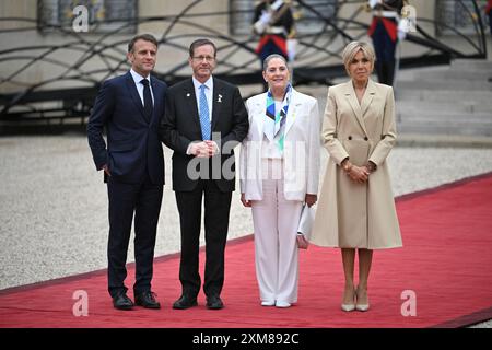 Parigi, Francia. 26 luglio 2024. Il presidente francese Emmanuel Macron, il presidente israeliano Isaac Herzog, sua moglie Michal Herzog e Brigitte Macron crediti: Abaca Press/Alamy Live News Foto Stock