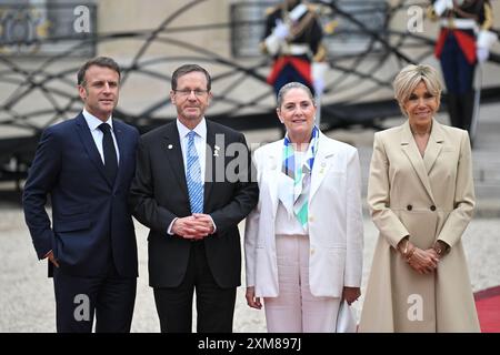 Parigi, Francia. 26 luglio 2024. Il presidente francese Emmanuel Macron, il presidente israeliano Isaac Herzog, sua moglie Michal Herzog e Brigitte Macron crediti: Abaca Press/Alamy Live News Foto Stock