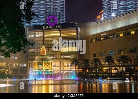 Una foto dello spettacolo delle fontane e delle fontane del KLCC Park e del centro commerciale Suria KLCC di notte. Foto Stock