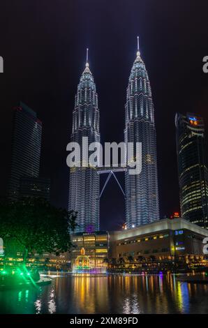 Una foto delle Torri Petronas, dello spettacolo delle fontane e delle fontane del KLCC Park e del centro commerciale Suria KLCC di notte. Foto Stock