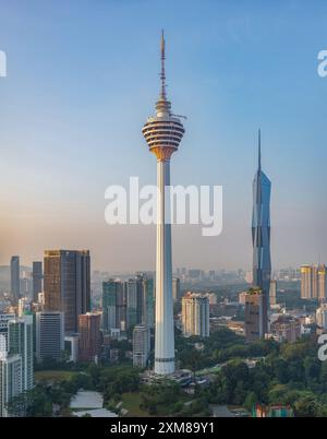 Una foto delle Torri Menara Kuala Lumpur e Merdeka 118 all'alba. Foto Stock