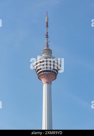 Una foto della sezione superiore della Menara Kuala Lumpur Tower. Foto Stock