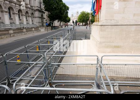 Whitehall, Londra, Regno Unito. 26 luglio 2024. Barriere di sicurezza intorno ai monumenti di Whitehall con la dimostrazione 'Tommy Robinson' in programma per sabato 27 luglio. Crediti: Matthew Chattle/Alamy Live News Foto Stock