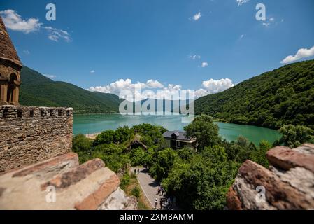 Complesso della fortezza di Ananuri con chiesa ortodossa medievale in Georgia. Castello di Ananuri sul fiume Aragvi. Vista ravvicinata del lago dalla fortezza. Foto Stock