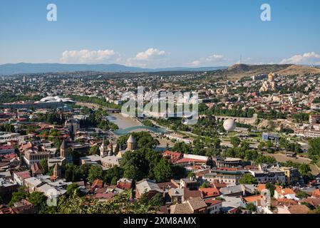 Vista dall'alto dal ponte di osservazione sul fiume Kura e le attrazioni turistiche di Tbilisi. Il paesaggio urbano. il piano generale. Foto Stock