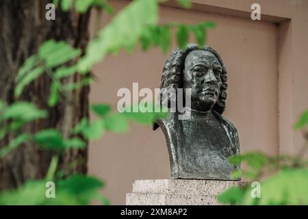 Büste von Johann Sebastian Bach a Weimar 16.07.24, Weimar: Symbolfoto, Illustrationsbild, Symbolbild, Illustrationsfoto, Alltagsszene Büste von Johann Sebastian Bach in Weimar Eine Büste von Johann Sebastian Bach, Die auf einem Sockel mit der Inschrift Johann Sebastian Bach in Weimar 1708 - 1717 steht. Die Büste befindet sich vor einer hellen Wand, und links im Bild ist ein Baumstamm mit Grünen Blättern zu sehen. Weimar Thüringen Germania *** Busto di Johann Sebastian Bach a Weimar 16 07 24, foto simbolo Weimar, immagine illustrazione, immagine simbolo, foto illustrazione, scena di tutti i giorni Bust of J. Foto Stock