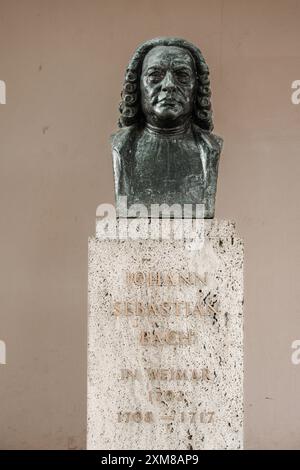 Büste von Johann Sebastian Bach a Weimar 16.07.24, Weimar: Symbolfoto, Illustrationsbild, Symbolbild, Illustrationsfoto, Alltagsszene Büste von Johann Sebastian Bach in Weimar Eine Büste von Johann Sebastian Bach, Die auf einem Sockel mit der Inschrift Johann Sebastian Bach in Weimar 1708 - 1717 steht. Die Büste befindet sich vor einer hellen Wand, und links im Bild ist ein Baumstamm mit Grünen Blättern zu sehen. Weimar Thüringen Germania *** Busto di Johann Sebastian Bach a Weimar 16 07 24, foto simbolo Weimar, immagine illustrazione, immagine simbolo, foto illustrazione, scena di tutti i giorni Bust of J. Foto Stock