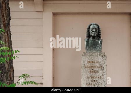 Büste von Johann Sebastian Bach a Weimar 16.07.24, Weimar: Symbolfoto, Illustrationsbild, Symbolbild, Illustrationsfoto, Alltagsszene Büste von Johann Sebastian Bach in Weimar Eine Büste von Johann Sebastian Bach, Die auf einem Sockel mit der Inschrift Johann Sebastian Bach in Weimar 1708 - 1717 steht. Die Büste befindet sich vor einer hellen Wand, und links im Bild ist ein Baumstamm mit Grünen Blättern zu sehen. Weimar Thüringen Germania *** Busto di Johann Sebastian Bach a Weimar 16 07 24, foto simbolo Weimar, immagine illustrazione, immagine simbolo, foto illustrazione, scena di tutti i giorni Bust of J. Foto Stock