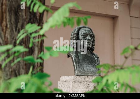 Büste von Johann Sebastian Bach a Weimar 16.07.24, Weimar: Symbolfoto, Illustrationsbild, Symbolbild, Illustrationsfoto, Alltagsszene Büste von Johann Sebastian Bach in Weimar Eine Büste von Johann Sebastian Bach, Die auf einem Sockel mit der Inschrift Johann Sebastian Bach in Weimar 1708 - 1717 steht. Die Büste befindet sich vor einer hellen Wand, und links im Bild ist ein Baumstamm mit Grünen Blättern zu sehen. Weimar Thüringen Germania *** Busto di Johann Sebastian Bach a Weimar 16 07 24, foto simbolo Weimar, immagine illustrazione, immagine simbolo, foto illustrazione, scena di tutti i giorni Bust of J. Foto Stock