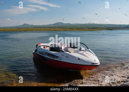 Il motoscafo SEA DOO Pleasure è ormeggiato sulla riva del lago. Armenia, Sevan, 30 giugno 2023. Foto Stock