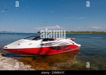 Il motoscafo SEA DOO Pleasure è ormeggiato sulla riva del lago. Armenia, Sevan, 30 giugno 2023. Foto Stock