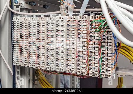 Rack portaetichette per telecomunicazioni nella sala del telaio di distribuzione principale Foto Stock