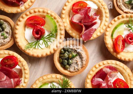 Stuzzichini deliziosi con jamon, pate e salsicce affumicate asciutte sul tavolo, in piano Foto Stock