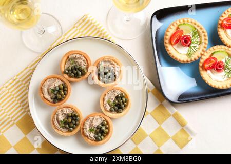 Deliziosi stuzzichini serviti su un tavolo leggero e piatto Foto Stock