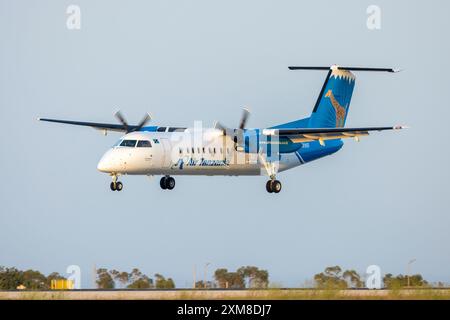 Air Tanzania Bombardier DHC-8-311Q Dash 8 (REG: 5H-MWF) atterrando dopo un breve volo di prova di 1 ora. Foto Stock