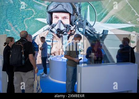 Tecnologia militare e una mostra interattiva per i visitatori in uno degli chalet della Boeing Corporation durante il Farnborough International Airshow, il 26 luglio 2024, a Farnborough, Inghilterra. La fiera aerea semestrale Farnborough International quest'anno ospita 1.500 espositori con 100.000mq di spazio espositivo con oltre 80.000 visitatori durante i 5 giorni di fiera. Foto Stock