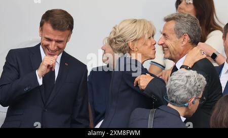 Parigi, Francia. 26 luglio 2024. Il Presidente francese Emmanuel Macron, la First Lady di Francia Brigitte Macron e l'ex Presidente francese Nicolas Sarkozy, nella foto durante la cerimonia di apertura dei Giochi Olimpici di Parigi 2024, al Trocadero di Parigi, in Francia, venerdì 26 luglio 2024. I Giochi della XXXIII Olimpiade si svolgono a Parigi dal 26 luglio all'11 agosto. La delegazione belga conta 165 atleti in 21 sport. BELGA PHOTO BENOIT DOPPAGNE BELGIUM ONLY Credit: Belga News Agency/Alamy Live News Foto Stock