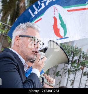 Roma, Italia. 26 luglio 2024. Il Presidente della Commissione Cultura della camera dei deputati Federico Mollicone alla manifestazione indetta da FDI nei pressi della stazione termini per protestare contro il progetto del comune di Roma di realizzare una tensostruttura destinata al ricovero e assistenza dei senza dimora. Pazza dei Cinquecento a Roma, Venerdì 26 luglio 2024 (foto Mauro Scrobogna/LaPresse) il Presidente della Commissione Cultura della camera dei deputati Federico Mollicone alla manifestazione indetta dall'IDE nei pressi della stazione termini per protestare contro il piano del comune di Roma di Foto Stock