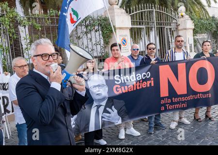 Roma, Italia. 26 luglio 2024. Il Presidente della Commissione Cultura della camera dei deputati Federico Mollicone alla manifestazione indetta da FDI nei pressi della stazione termini per protestare contro il progetto del comune di Roma di realizzare una tensostruttura destinata al ricovero e assistenza dei senza dimora. Pazza dei Cinquecento a Roma, Venerdì 26 luglio 2024 (foto Mauro Scrobogna/LaPresse) il Presidente della Commissione Cultura della camera dei deputati Federico Mollicone alla manifestazione indetta dall'IDE nei pressi della stazione termini per protestare contro il piano del comune di Roma di Foto Stock