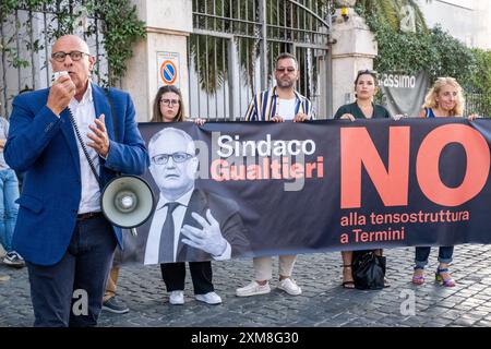 Roma, Italia. 26 luglio 2024. Il vice presidente della camera dei deputati Fabio Rampelli alla manifestazione indetta da FDI nei pressi della stazione termini per protestare contro il progetto del comune di Roma di realizzare una tensostruttura destinata al ricovero e assistenza dei senza dimora. Pazza dei Cinquecento a Roma, Venerdì 26 luglio 2024 (foto Mauro Scrobogna/LaPresse) il vice presidente della camera dei deputati Fabio Rampelli alla manifestazione indetta da FDI nei pressi della stazione termini per protestare contro il piano del comune di Roma di costruire una tensile per il ricovero e Foto Stock