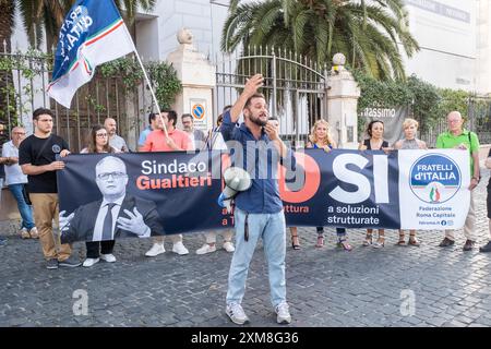 Roma, Italia. 26 luglio 2024. Acceso. Marco Perissa alla manifestazione indetta da FDI nei pressi della stazione termini per protestare contro il progetto del comune di Roma di realizzare una tensostruttura destinata al ricovero e assistenza dei senza dimora. Pazza dei Cinquecento a Roma, Venerdì 26 luglio 2024 (foto Mauro Scrobogna/LaPresse) su. Marco Perissa alla manifestazione indetta dall'IDE nei pressi della stazione termini per protestare contro il piano del comune di Roma di costruire una tensile per il ricovero e l'assistenza dei senzatetto. Pazza dei Cinquecento a Roma, venerdì 26 luglio 2024. (Foto Foto Stock