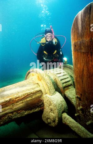 Diver and windlass of the Sweepstakes, Tobermory, Ontario, Canada Foto Stock