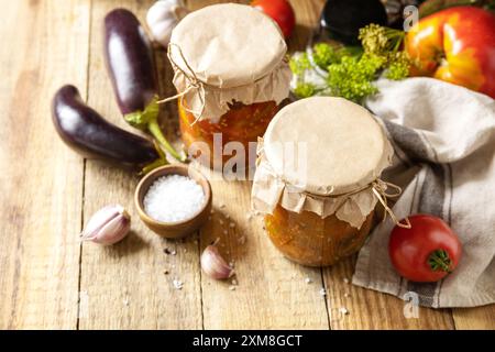 Cibo fermentato fatto in casa sano. Insalata di melanzane con verdure un tavolo rustico. Economia domestica, conservazione del raccolto autunnale. Foto Stock