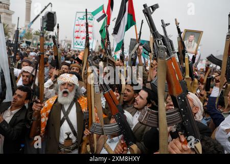 Sanaa, Yemen. 26 luglio 2024. I sostenitori di Houthis protestano contro gli Stati Uniti e Israele, a Sanaa, Yemen, 26 luglio 2024. Crediti: Hamza Ali/Alamy Live News Foto Stock