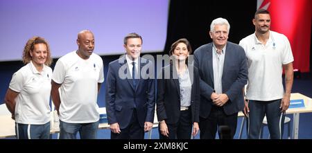 Melina Robert-Michon, Jackson Richardson, il presidente della CNOSF David Lappartengono, il ministro dello sport francese Amelie Oudea-Castera, Claude onesta, Florent Manaudou al Club France durante i Giochi Olimpici di Parigi 2024 il 26 luglio 2024 a la Villette a Parigi, Francia Foto Stock