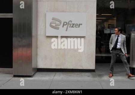 L'insegna Pfizer è visibile fuori dall'edificio della sede mondiale della Pfizer a Manhattan, New York. Foto Stock