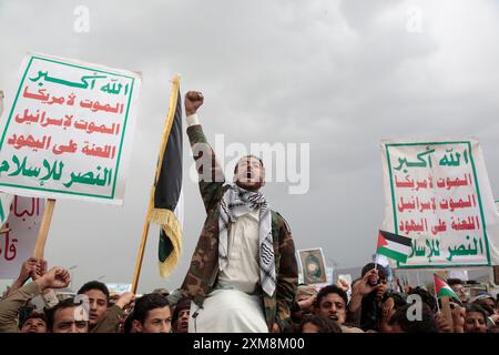 Sanaa, Yemen. 26 luglio 2024. I sostenitori di Houthis protestano contro gli Stati Uniti e Israele, a Sanaa, Yemen, 26 luglio 2024. Crediti: Hamza Ali/Alamy Live News Foto Stock